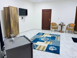 Design Quadruple Room, Balcony | Egyptian cotton sheets, premium bedding, Select Comfort beds - Four pyramids Guest house (Giza)