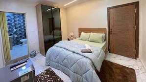 Un dormitorio con cama, mesita de noche y armario.