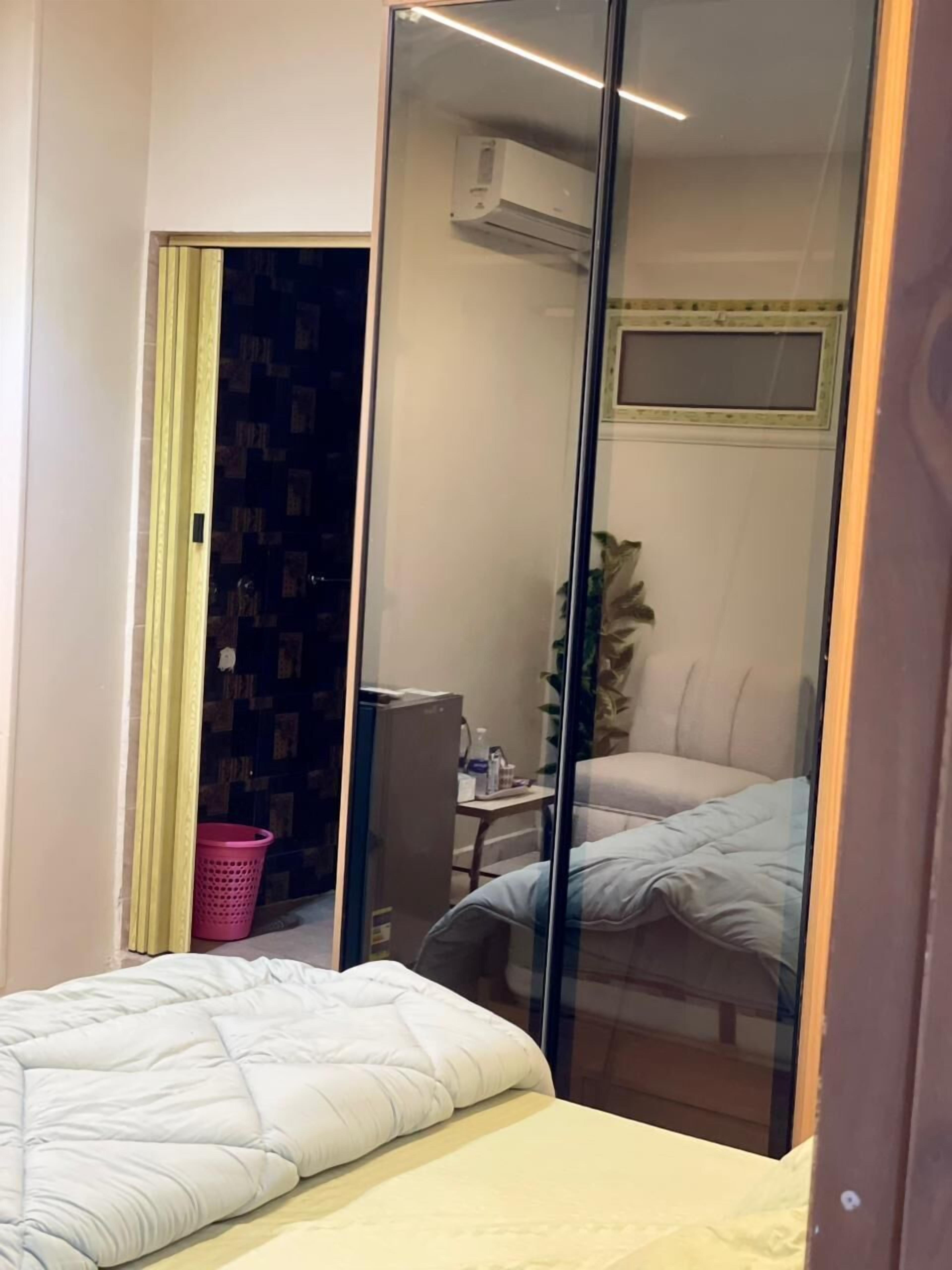 Quarto com cama, escrivaninha e cadeira.