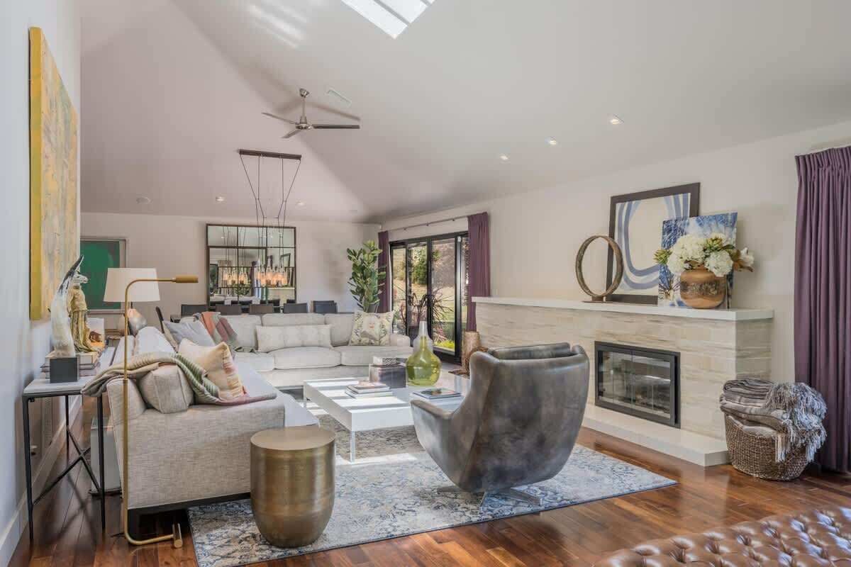 Een smart-tv, een open haard, een dvd-speler en boeken