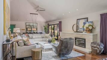 Een smart-tv, een open haard, een dvd-speler en boeken