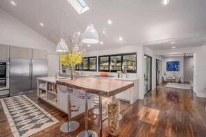 雪櫃、微波爐、焗爐、爐具