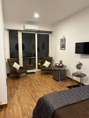 Luxe tweepersoonskamer, 1 queensize bed, aan het meer | Een bureau, een laptopwerkplek, geluiddichte muren