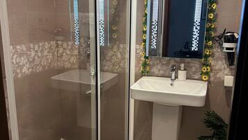 Shower, pengering rambut, sandal, dan handuk