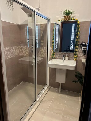 Shower, hair dryer, slippers, towels - ANNA ASIA VILLA (Kandy)