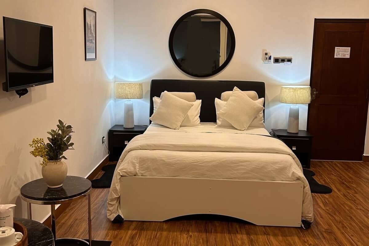 Luxe tweepersoonskamer, 1 queensize bed, aan het meer | Een bureau, een laptopwerkplek, geluiddichte muren