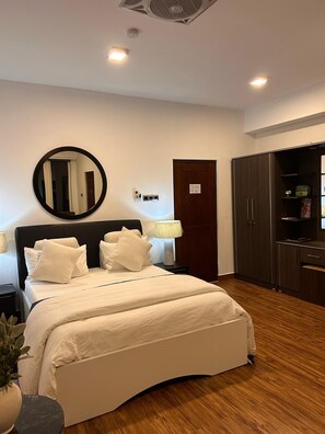 Chambre luxueuse double, 1 grand lit | Bureau, espace de travail pour ordinateurs portables