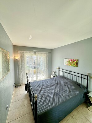 Iron/ironing board, free WiFi, bed sheets