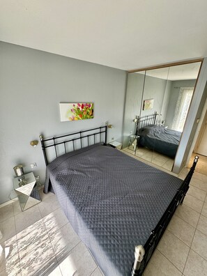Iron/ironing board, bed sheets