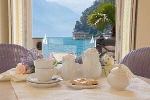 Apartamento panorâmico, vista para o lago | 1 quarto, cofres nos quartos, quartos à prova de som