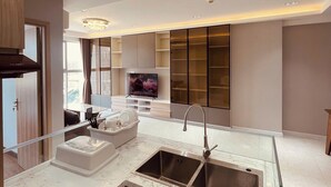 Panorama appartement | Woonruimte | Een 75-cm smart-tv met digitale zenders, Netflix en streamingdiensten
