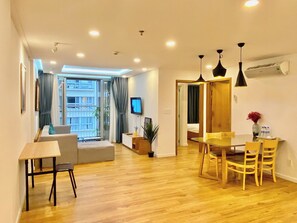 Apartamento família | Área de estar | Smart TV 75 cm com canais digitais, Netflix, serviços de streaming