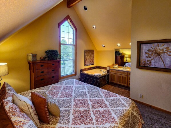 3 bedrooms, desk, iron/ironing board, WiFi - Spacious 3BR Chalet | Golf. Pools. Free Parking (Redmond)