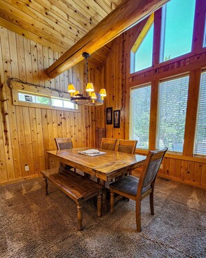Dining - Spacious 3BR Chalet | Golf. Pools. Free Parking (Redmond)