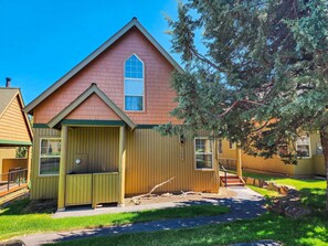 Exterior - Spacious 3BR Chalet | Golf. Pools. Free Parking (Redmond)
