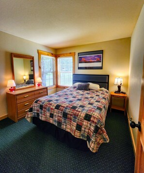 3 bedrooms, desk, iron/ironing board, WiFi - 3BR Chalet | Queen, Twin Beds & Private Hot Tub (Redmond)