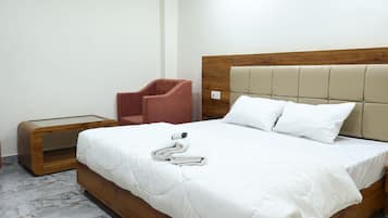 Deluxe Room | Hypo-allergenic bedding, pillow-top beds, soundproofing, free WiFi
