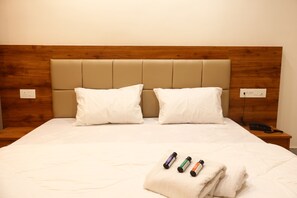 Deluxe Room | Hypo-allergenic bedding, pillowtop beds, soundproofing, free WiFi - THE RAJPUTANA PALACE (Bhopal)