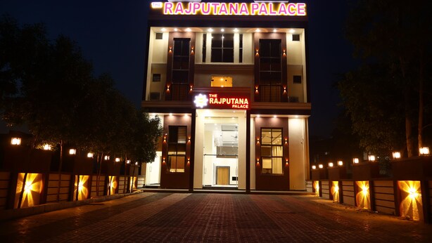Un edificio de dos pisos con un letrero que dice "The Rajputana Palace".