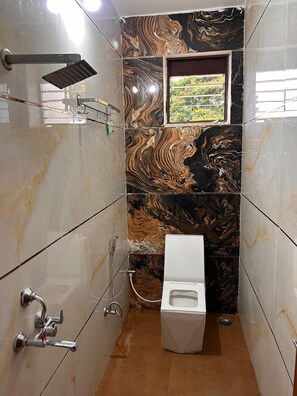 Deluxe Room, Air conditioning | Bathroom | Shower, bidet, towels, soap - THE RAJPUTANA PALACE (Bhopal)