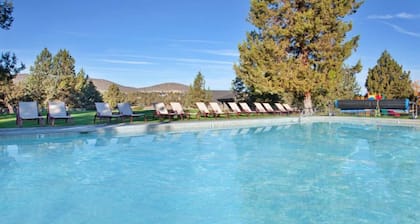 4BR Townhome | Private Hot Tub, 3.5 Bathrooms. Spa