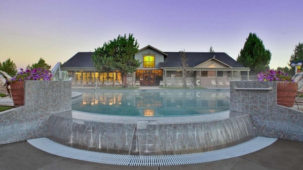 Indoor pool, a heated pool - 4BR Townhome | Private Hot Tub, 3.5 Bathrooms. Spa (Redmond)