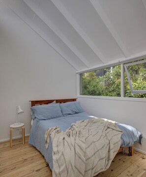 2 bedrooms, iron/ironing board, free WiFi, bed sheets - Norah Beach Shack 2 – 30m to beach! (Norah Head)