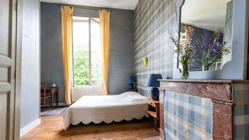 7 bedrooms, WiFi, bed sheets