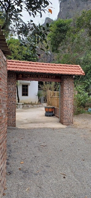 Vista frontal de la propiedad