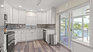 Microwave, oven, stovetop, dishwasher - Duck Key Livin in Paradise with a heated pool 75 ft of dockage 2 paddleboards (Marathon)