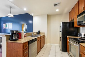 Refrigerador, microondas, horno y parrilla de estufa 