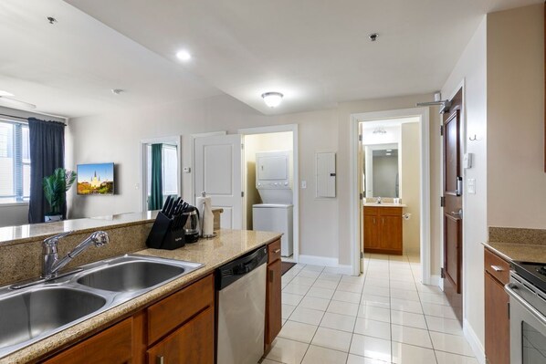 Een koelkast, een magnetron, een oven, een kookplaat