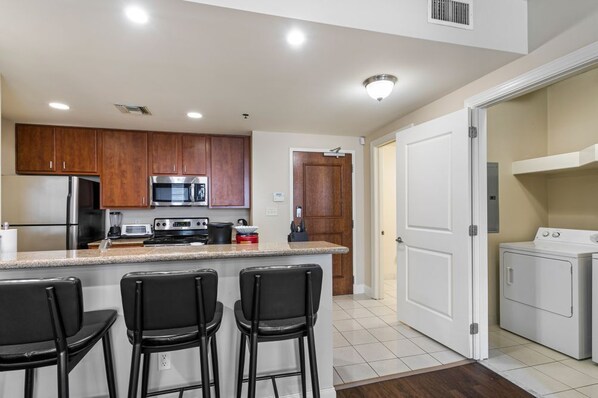 Kjøleskap, mikrobølgeovn, ovn og kokeplater