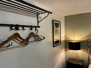 Interior - Brighton Beachside Ensuite – Steps from Pier (Brighton and Hove)