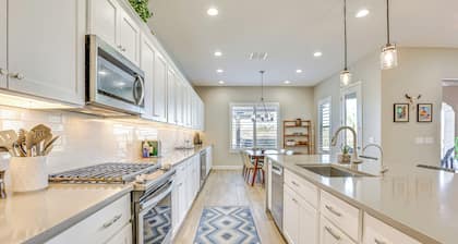 8 Mi to Goodyear Ballpark: Golf Getaway w/ Patio!