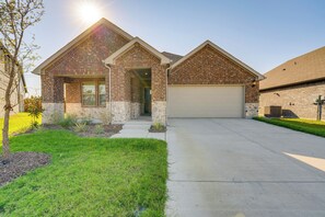 House (4 Bedrooms) | Front of property