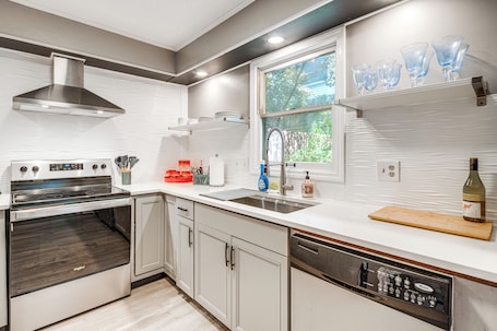 Apartment (2 Bedrooms) | Interior. Walk to Main St Hendersonville: Chic Home w/ Yard