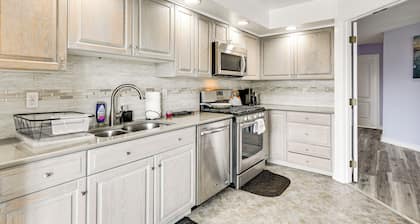 Bright Guest House: 15 Mi to Dtwn Baltimore!