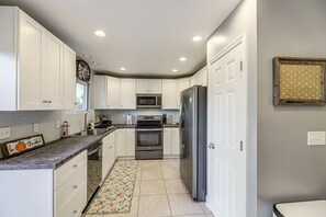 House (3 Bedrooms) | Interior - 1/2 Mi to Creation Museum: Home w/ Large Yard! (Petersburg)