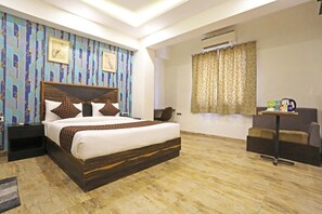 Shower, hair dryer, slippers, towels - Hotel Infinity Near Delhi Airport (New Delhi)