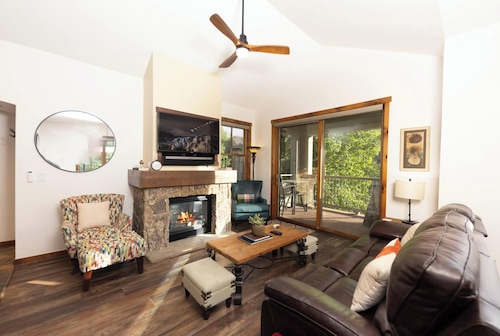 Aspen Trail Junction: Main St, Walk to Peak 9, Shared Pool & Hot Tub, Shuttle