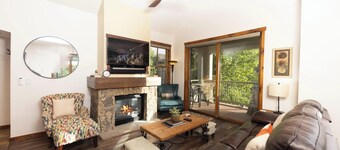 Aspen Trail Junction: Main St, Walk to Peak 9, Shared Pool & Hot Tub, Shuttle