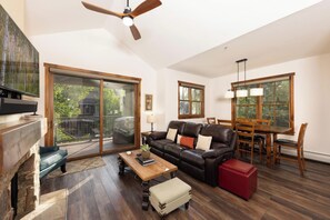 Televisie en een open haard