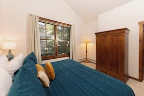 3 bedrooms, iron/ironing board, free WiFi, bed sheets - Aspen Trail Junction: Main St, Walk to Peak 9, Shared Pool & Hot Tub, Shuttle (Breckenridge)