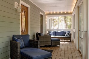 Interior - Crestview Cottage - Hot Tub - 3 Bedroom 2 Bath - 3 Minutes to Beach (Sawyer)