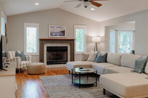 Smart TV, books - Crestview Cottage - Hot Tub - 3 Bedroom 2 Bath - 3 Minutes to Beach (Sawyer)