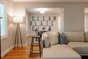 Smart TV, books - Crestview Cottage - Hot Tub - 3 Bedroom 2 Bath - 3 Minutes to Beach (Sawyer)