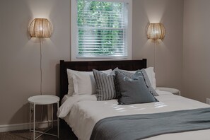 3 bedrooms, iron/ironing board, travel crib, free WiFi - Crestview Cottage - Hot Tub - 3 Bedroom 2 Bath - 3 Minutes to Beach (Sawyer)