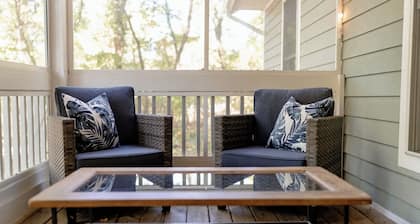 Crestview Cottage - Hot Tub - 3 Bedroom 2 Bath - 3 Minutes to Beach