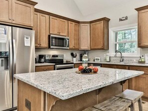 Fridge, microwave, oven, stovetop - Cascading Falls Retreat (Ellijay)